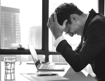 uomo stressato acufene